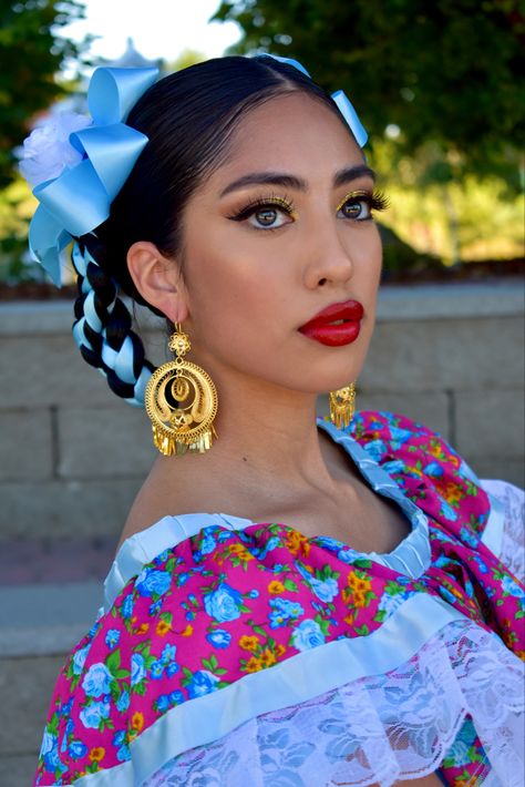 gabrielaaaramirez on IG and tiktok Traditional Mexican Hairstyles, Latina Braids, Hispanic Hairstyles, Mexican Makeup, Folklorico Dresses, Crown Braids, Mexican Hairstyles, Braided Buns, Traditional Mexican Dress