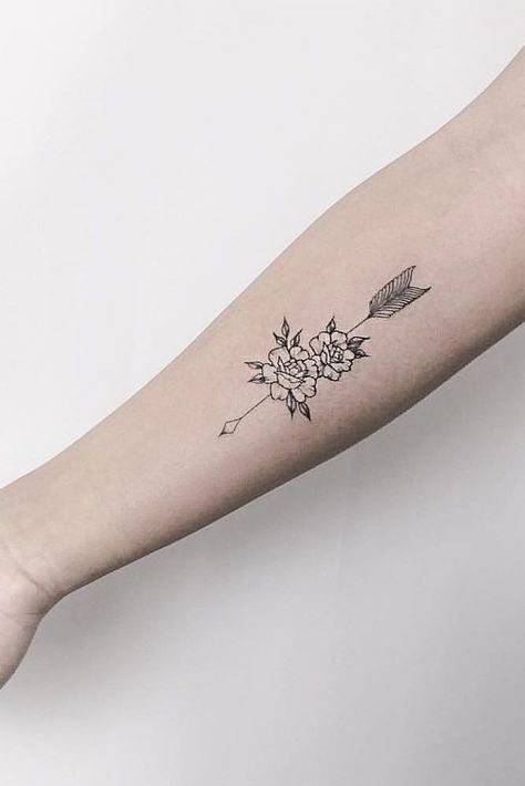 Arrow Tattoo Design With Flowers #flowertattoo #armtattoo Arrow Tattoo Flower, Arrow Tattoo With Flowers, Arrow And Flower Tattoo, Flower Arrow Tattoo, Tattoo Grandma, Arrow Forearm Tattoo, Flower Arrow, Arrow Tattoos For Women, Tattoo Side