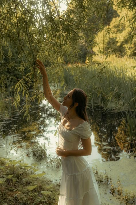 Ethereal Photoshoot Nature, Cottagecore Aesthetic Woman, Cottagecore Photoshoot Ideas, Dreamy Style Fashion, Ethereal Cottagecore, Poses In A Garden, Women Aesthetic, Ethereal Fairy, Fairycore Photoshoot