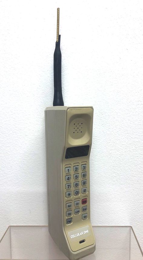 Motorola Brick Cell Phone F09LFD8459DG, c1980s. Brick Phone Aesthetic, Mia Fey, Casey Becker, Brick Phone, 80s Phone, 90s Phone, 1980s Aesthetic, Ship Deck, 90s Aesthetics