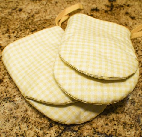 How to Make a DIY Oven Mitt - Sew Very Crafty Pot Holder Mitt Pattern, Mini Oven Mitts, Oven Mittens Diy Free Pattern, How To Make An Oven Mitt, Oven Mit Pattern Free, Oven Mit Sewing Pattern, Sew Oven Mitt, Quilted Oven Mitt Pattern, Kitchen Gloves Pattern