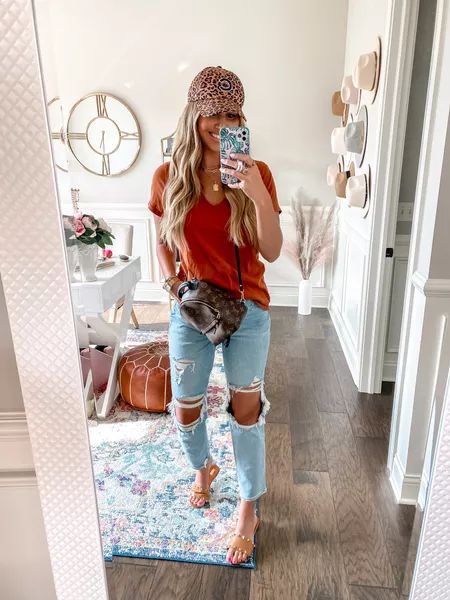 Cute Baseball Mom Outfits, Spring Baseball Game Outfit, Softball Mom Outfit, Ballpark Outfit, Cubs Game Outfit, Baseball Game Outfit Women, Mom Aesthetic Outfit, Country Chic Fashion, Sports Mom Outfit