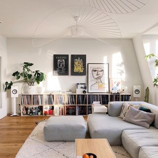 Steel & Saffron (@steelandsaffron) • Instagram photos and videos Lp Regal, Modular Bookshelves, Vinyl Room, 아파트 인테리어, Apartment Inspiration, Living Room Inspo, Interior Inspo, Living Room Inspiration, Apartment Living