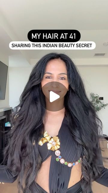 Michelle Ranavat on Instagram: "Try this powerful hair smoothie for STRONGER, LONGER hair! It contains no dairy & no refined sugar but I promise it still tastes good 🥰   📌Be sure to save this Indian beauty secret so you can come back to it 👯‍♀️ follow for more Ayurveda beauty and health tips!  Roast the following & blend into a powder: Chia Seeds Flax Seeds Sunflower Seeds Pumpkin Seeds Lotus Seeds   In the blender add: Water 2 scoops of your seed powder 2 dates a small handful of almonds  Blend & enoy. Save the rest of your seed blend in an airtight container to enjoy all week!   #ayurveda #haircare #hairtips #damagedhair #longhair #hairrepair #hairloss #hairgrowth" Flax Seed Drink, Indian Beauty Secrets, Indian Hair Growth Secrets, Hair Diet, Hair Smoothie, Ayurveda Beauty, Natural Hair Growth Remedies, Make Hair Thicker, Hair Growth Women