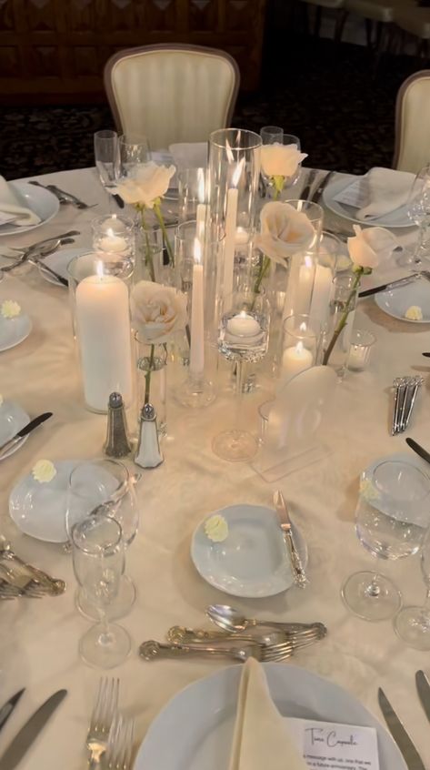 Simple Romantic Wedding Centerpieces, Circle Reception Table, Wedding Chandelier Ideas, Circle Table Wedding Decor, Round Wedding Table Decorations, Cocktail Reception Wedding, Round Table Wedding Decor, Round Table Wedding, White Dinner Table