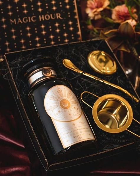 If you're a lover of mulled wine, holiday spiced cider, adaptogenic herbs, or women's wellness, then Magic Hour's warming winter blend, Queen of Joy tea will be one you'll want to sip again and again this season! This organic tea helps to calmly navigate stress, boost immunity, and nourish your skin for a healthy glow. Sip RoyalTea, like the Queen that You Are. Excellent Christmas gift idea for anyone looking to improve their joy! Witchy Tea, Luxury Box Design, Winter Blend, Tea Gift Box, Joy Gifts, Bath Inspiration, Wine Gift Set, Tea Gift Sets, Fitness Abs