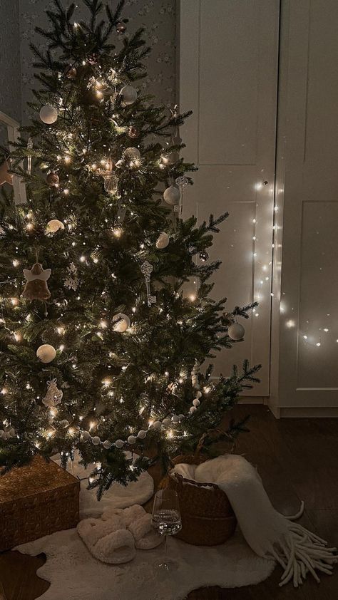 Cozy Home Christmas, Christmas Tree Inspo, Christmas Dreaming, Xmas Deco, Cosy Christmas, Christmas Themes Decorations, Christmas Feeling, Christmas Inspo, Home Christmas