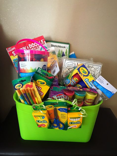 Crayola Gift Basket Ideas, Raffle Basket Ideas For Kids, Social Prizes, Art Gift Basket, Homemade Housewarming Gifts, Fundraiser Prizes, Raffle Gift Basket Ideas, Diy Gifts Art, Craft Gift Basket