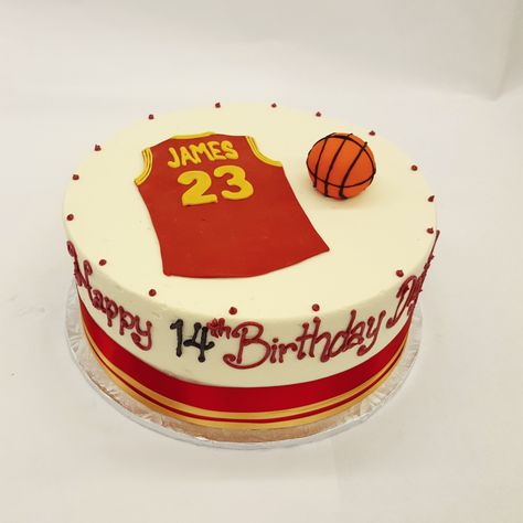 LeBron James fan? Basketball fan? This cake has you covered. Lebron James Cake, 17th Cake, Lebron James Birthday, Cake Design For Men, Chandelier Cake, Cake Design Inspiration, Birthday Party Images, Basketball Cake, Cake Designs Images