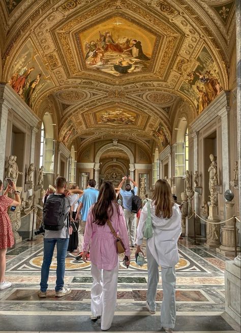 Rome Italy Architecture, Art Museum Italy, Museum In Italy, Summer Rome Aesthetic, Rome Vatican Museum, Eroupe Travel Aesthetic, Italian Art Museum, Outfits For A Museum, Rome Vacation Aesthetic