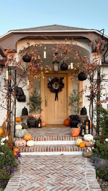 Cyn Stiller on Instagram: "Decorated our front porch!! But I still feel like I need a few more jack o lanterns. You can never have too many!" Eclectic Front Porch, Cozy Front Yard, Porch Urns, Pumpkin Porch, Porch Pumpkins, Jack O Lanterns, Elegant Halloween, Posh Style, Halloween Porch