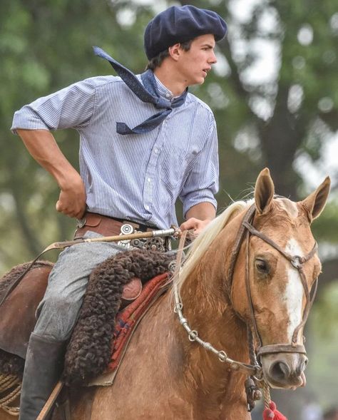 Gaucho argentino / paisano argentino / vestimenta tradicional de Argentina / folklore argentino / folklore de Argentina / argentinian gaucho / gaucho argentine / Traditional dress of Argentina / culture Argentina Argentina Clothing, Argentina Culture, Latina Fashion, Ideal Man, Folk Costume, Country Boys, Traditional Dress, Traditional Dresses, Ponchos