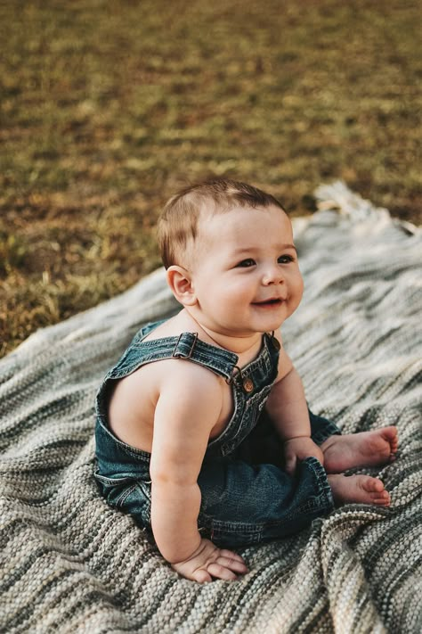 One Year Old Milestone Photo, Outdoor Baby Boy Photoshoot, Fall 1 Year Photoshoot, First Year Family Photoshoot, 6 Month Old Outdoor Photoshoot, 6 Months Baby Photoshoot Ideas Outdoor, 6 Months Boy Photoshoot, One Year Old Pictures Boy, 1st Year Photoshoot Ideas