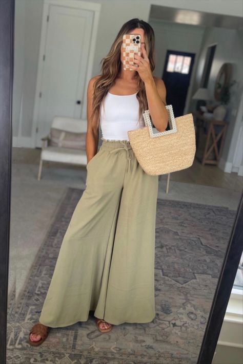 Flowy Wide Leg Pants Outfit Work, Flowy Pants Outfit Summer, Smart Summer Outfits, Wide Leg Pants Outfit Work, Flowy Pants Outfit, Pants Outfit Work, Flowy Wide Leg Pants, Trendy Maternity Outfits, Wide Leg Pants Outfit