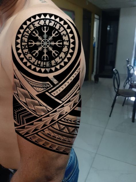 Deltoid Tattoo Men, Maori Tattoo Designs Men Arm, Chest Tattoo Cover Up, Maori Tattoo Arm, Wrist Tattoos Words, Tato Maori, Tattoo Font For Men, Band Tattoos For Men, Henne Tattoo