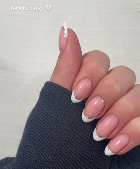 French Oval Nails With Glitter, French Nails White With Glitter, White French Tip With Gold Line Almond, French Nail With Glitter Line, French Nails With Sparkle Line, White Tip And Glitter Nails, Almond French Tip With Silver Line, Almond Nails French Tip With Glitter, White Gold Tip Nails