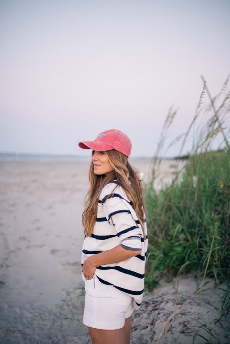 Gal Meets Glam Sunrise On Sullivan's Island - Toss sweatshirt, J.Crew tee and shorts and Tuckernuck hat Winter Vacation Outfits, Estilo Gossip Girl, Gal Meets Glam, Estilo Preppy, Preppy Summer, Look At You, Mode Inspiration, Preppy Outfits, Katy Perry