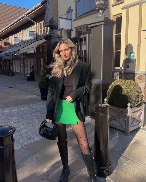 All Posts • Instagram Green Skirt Winter, Green Satin Skirt Outfit, Green Mini Skirt Outfit, Skort Outfit Ideas, Mini Skirt Outfit Winter, Green Satin Skirt, Green Skirt Outfits, Satin Skirt Outfit, Fiesta Outfit