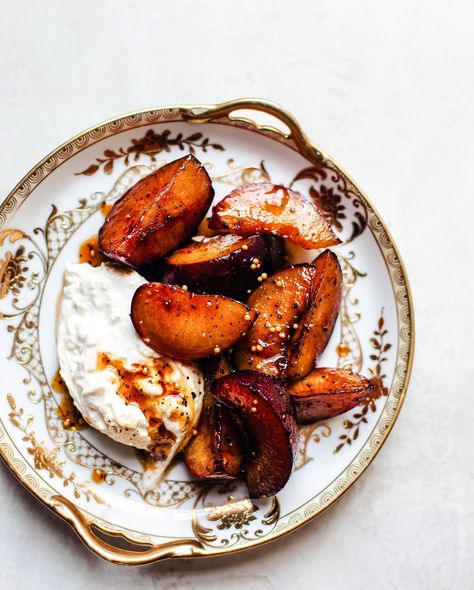 Summer Dessert on the Grill – Peaches with Ricotta Cheese Barbecue Outfit, Burrata Recipe, Cooking Torch, Grilled Desserts, Dried Plums, Fruits Photos, Thanksgiving Food Desserts, Grilled Peaches, Spare Ribs