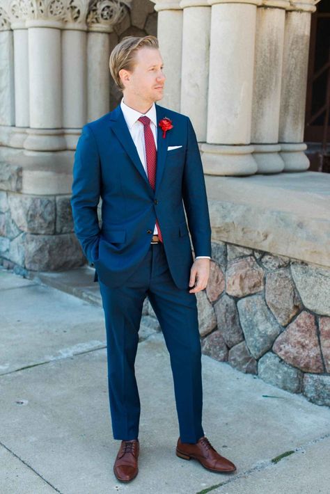 Groom's look/ navy and red groom's suit/ navy suit for a wedding/ a timeless groom's look | WeddingDay Magazine Navy Blue Tux, Suit With Red Tie, Navy Groomsmen Suits, Entourage Gowns, Wedding Menswear, Groom Suit Navy, Men Wardrobe, Groom Blue Suit, Navy Groomsmen