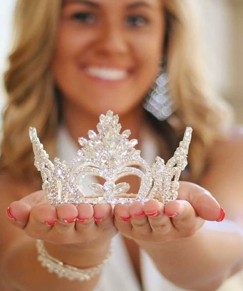 Crown Photoshoot, Pageant Photoshoot Ideas Outdoor, Outdoor Pageant Pictures, Tiara Photoshoot Photo Ideas, Crown And Sash Pictures Pageant Photography, Pageant Headshots Outside, Pageant Photoshoot Ideas, Most Photogenic Pageant Headshot Ideas, Pageant Aesthetic