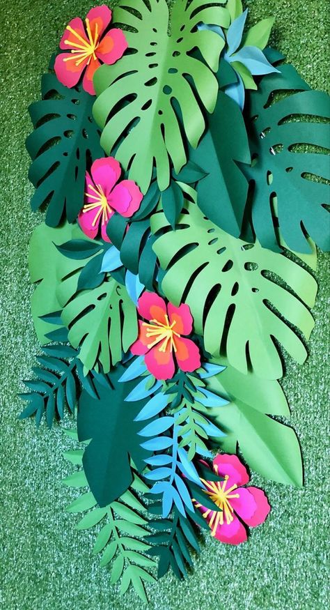 Tropical Party Entrance Decor, Hawai Decoracion Party, Tropical Decorations Diy, Amazon Rainforest Bulletin Board, Rainforest Decorations Diy, Palm Tree Classroom Decor, Hawaiian Party Theme Ideas, Rainforest Bulletin Board Ideas, Rainforest Party Decorations