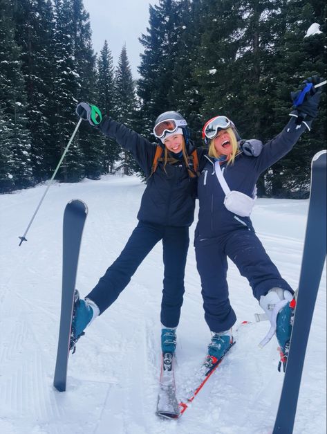 Ski Pics To Recreate, Best Friend Skiing Pictures, Ski Bestie Pics, Ski Pics With Friends, Ski Ideas Pictures, Cute Skiing Pictures, Skiing Pictures Ideas, Sky Zone Outfit Ideas, Skiing Pics With Friends