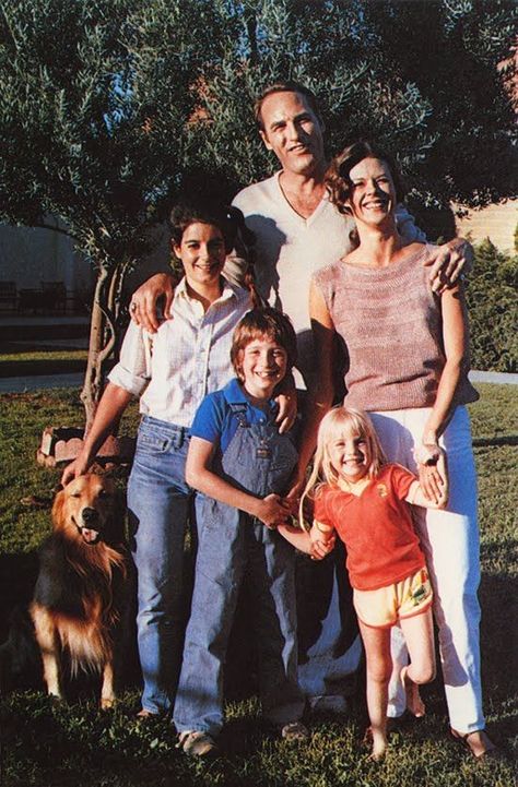 The Freeling family 80s Family Photos, 90s Family Photos, Poltergeist Movie, Poltergeist 1982, Jobeth Williams, Heather O'rourke, Ghost Movies, 90s Stuff, 80s Movies