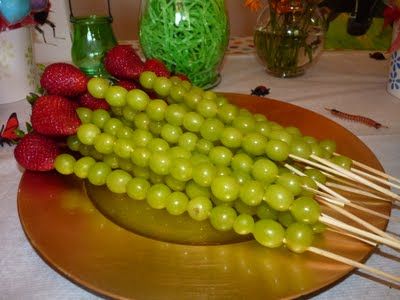 hungry caterpillar fruit skewers Fruit Kabobs Kids, Hungry Caterpillar Cake, Hungry Caterpillar Activities, Themed Snacks, Caterpillar Cake, Twin Birthday Parties, Hungry Caterpillar Party, Hungry Caterpillar Birthday, Fruit Skewers