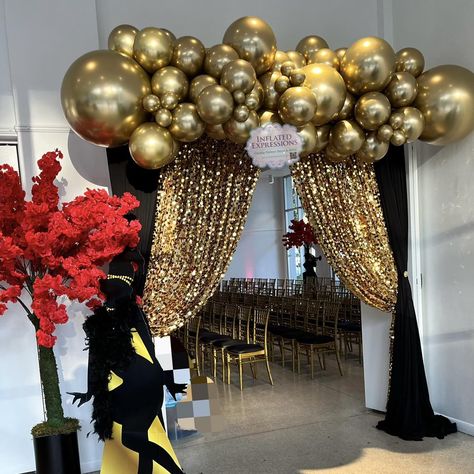 The perfect balloon decorations for an upscale event Balloon Entrance Decor Front Doors, Balloon Entrance Decor Entryway, Balloon Door Decorations, Balloon Entrance Decor, Entrance Arch Decor, Balloon Arch Entrance, Freshers Day, Event Entry, Event Entrance