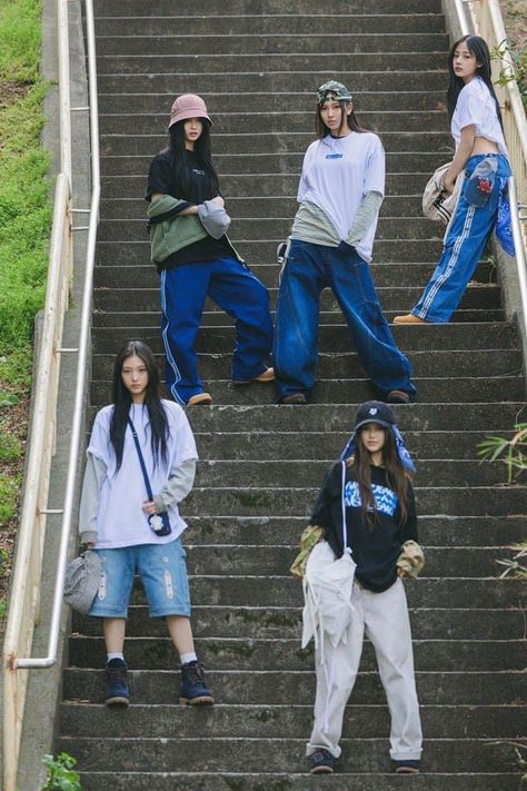 Friendship Photoshoot, New Jeans Style, Hip Hop Outfits, Foto Ideas Instagram, 가을 패션, Teenage Fashion Outfits, Streetwear Women, Kpop Outfits, Stage Outfits