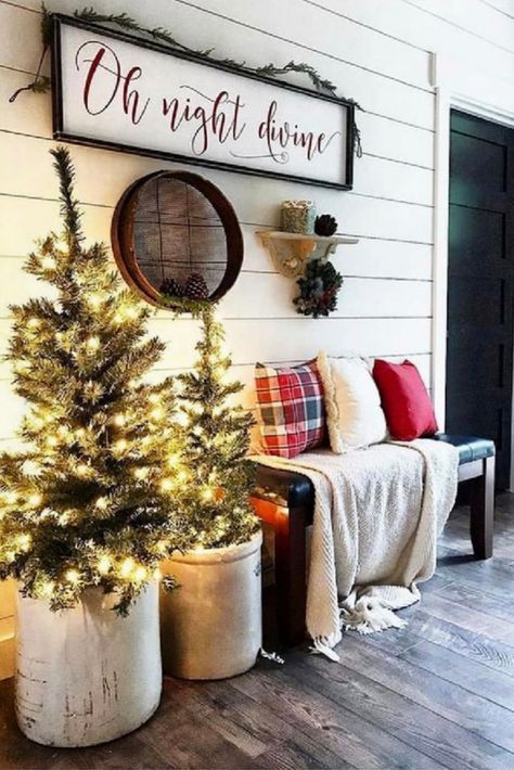 The best farmhouse  Christmas decor ideas how to get that Joanna Gaines style!  Ideas for front porches, xmas trees, living  room, fireplaces, your kitchen, table ideas, window ideas.  Get inspiration and find out where to get   the latest farmhouse Christmas decor finds! #farmhousechristmas   #christmasdecor #christmas Jul Diy, Christmas Entryway, Country Christmas Decorations, Christmas Decor Inspiration, Christmas Front Porch, Diy Christmas Decorations, Christmas Porch Decor, Front Porch Decorating, Gorgeous Christmas