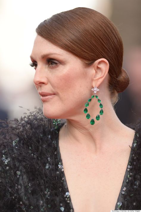 These earrings really suit Julianne Moore, don't you think? The 68th Annual Cannes Film Festival Red Carpet Jewelry, Celebrity Jewelry, Cocktail Jewelry, Julianne Moore, Emerald Earrings, Royal Jewelry, Green Earrings, Emerald Jewelry, Modern Earrings