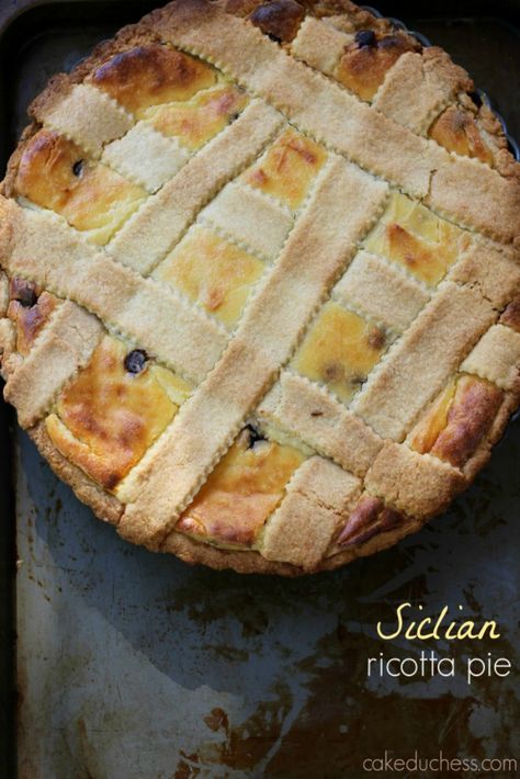 sicilian easter pie on baking tray Ricotta Pie Recipe, Salted Honey Pie, Italian Easter Pie, Sweet Ricotta, Traditional Easter Desserts, Ricotta Pie, Easter Pie, Cooking Panda, Easy Easter Desserts