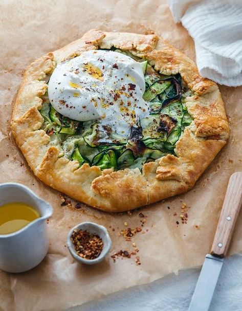 Tarte rustique courgette, burrata, et parmesan pour 6 personnes - Recettes - Elle à Table Pregnant Food, Batch Cooking, Dinner Time, Veggie Recipes, No Cook Meals, Summer Recipes, Parmesan, Food Inspiration, Health Food