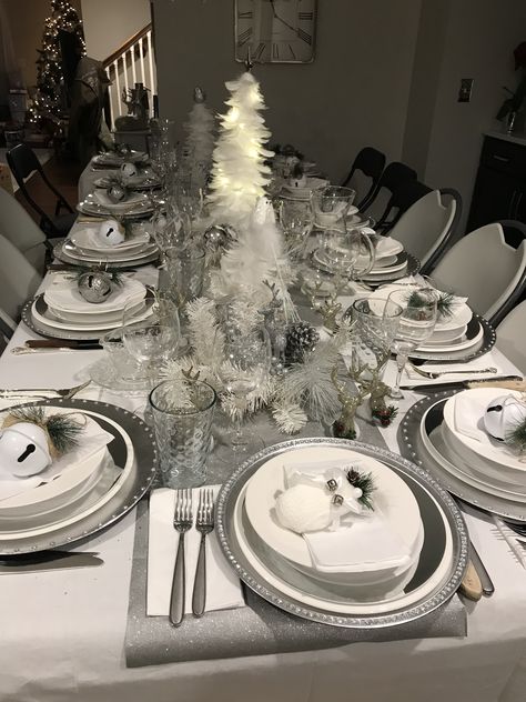 Silver and white Christmas table decorations. Christmas Decorations Dinner Table, White Christmas Party, Silver Christmas Decorations, Xmas Dinner, Christmas Dining Table, Christmas Dinner Table, Silver Table, Inspire Me Home Decor, Silver Decor