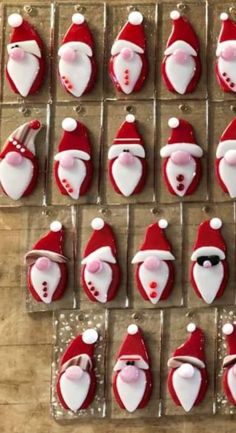 Fused Glass Santa Ornaments, Glass Christmas Trees Display, Fused Glass Valentine Ideas, Christmas Fused Glass Ideas, Fused Glass Ideas, Fusing Glas, Fused Glass Wall Art, Glass Fusion Ideas, Fused Glass Artwork