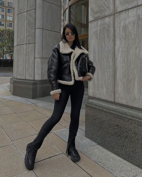 New York Winter Outfit, New York Outfits, Model Off Duty, New York Winter, Best Leather Jackets, Italy Outfits, Easy Winter Outfit, Leather Jacket Outfits, Smart Casual Outfit