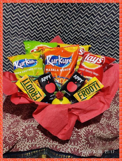 [SponsoredPost] Basket Full Of Chips, Easy To Make. Diy Hamper. #chipsandchocolategiftbasket Snacks Hamper Ideas, Snacks Gift Basket Ideas, Snack Hampers, Hampers Snack, Room Hampers, Chips And Chocolate, Apple Juice Drinks, Snack Gift Baskets, Snack Basket