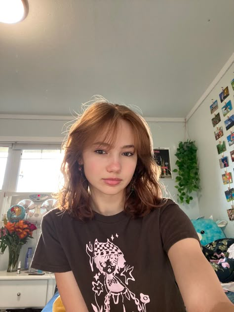 Mid Length Hair Grunge, Granola Haircut, Bisexual Haircut Medium Hair, 70s Haircut Short, Gay Haircuts For Women, Shirt Haircuts For Women, Gay Haircut, Strawberry Blonde Hair Color, Red Hair Inspo