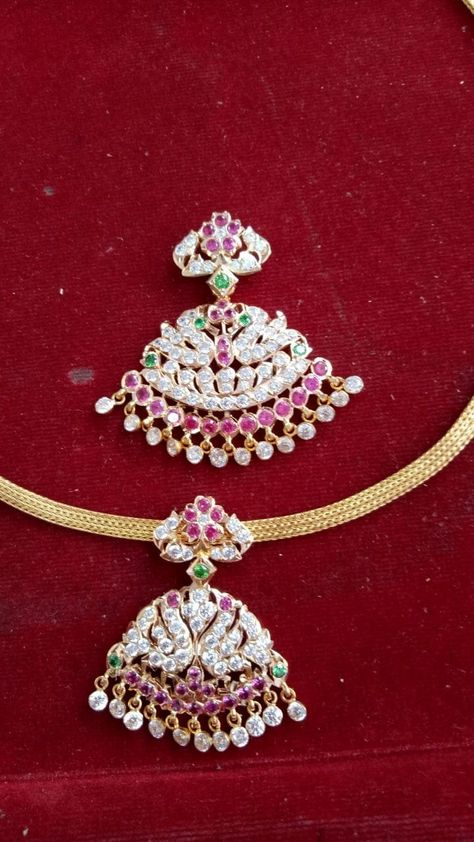 Nekles Jigini Lockets, Black Check Dress, New Gold Jewellery Designs, Gold Jewellry, Earring Trends, Gold Fashion Necklace, India Jewelry, Check Dress, Gold Jewellery Design