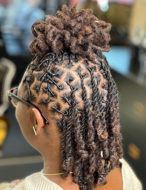 Short Knotted Dreads in a Half-Up Bun Layered Locs, Dreadlock Hairstyles For Women, White Girl Dreads, Short Dreadlocks Styles, Medium Length Curls, Blonde Dreadlocks, Natural Dreadlocks, Long Dreads, Crochet Dreads