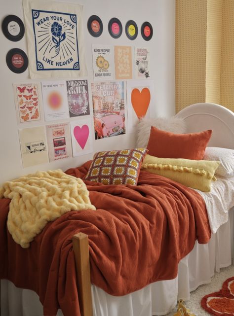 18 College Dorm Rooms You Need To Copy | The Cutest Freshman Year College Dorms - Cassidy Lucille Red Dorm Aesthetic, Dartmouth College Dorm, 90s Dorm Room, Orange Dorm Room Ideas, Colorful Dorm Room Ideas, Clemson Dorm, Orange Dorm Room, College Dorm Room Aesthetic, College Freshman Dorm