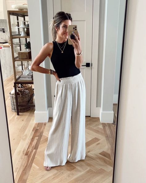 What To Wear With Beach Pants, Beach Business Outfit, Cruise Pants Outfits, Dinner On Beach Outfit, Florida Dinner Outfits, Flowy Pants Outfit, The Sister Studio, Sister Studio, Linen Pants Outfit