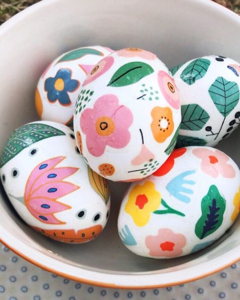 The cutest egg decorating craft DIY #easteregg #eastereggdecorating Creative Easter Egg Decorating, Easter Egg Decorating Ideas, Egg Decorating Ideas, Easter Dinner Table, Creative Easter Eggs, Bunny Napkins, Cute Egg, Easter Egg Dye, Easter Egg Designs