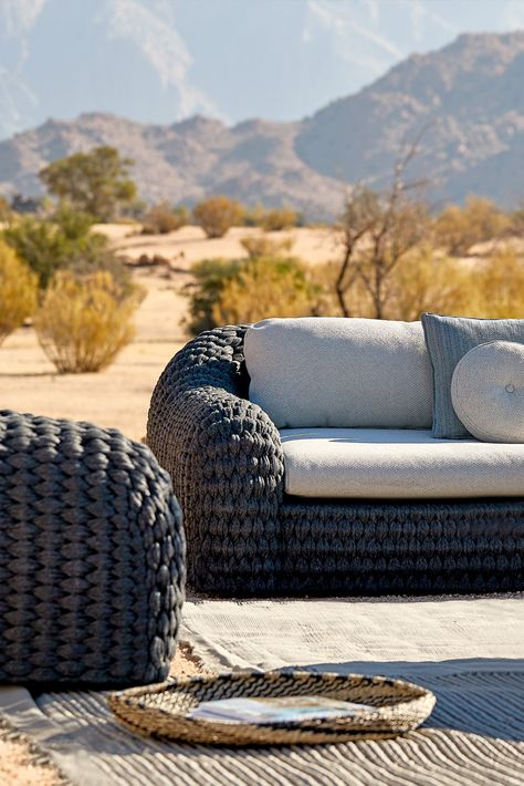 The Designer Contemporary Luxury Outdoor Garden 3 Seater Sofa, this beautiful piece epitomises modern outdoor furniture. Truly reflecting refined contemporary elegance. Superbly executed by master craftsmen this design is outstanding in its use of luxury materials and attention to detail. Offering accomplished outdoor furniture with unmistakable style and presence, bringing the outdoors in and creating a sense of exclusivity for a relaxed outdoor environment. Beach Beds, Ideas Para Decorar Jardines, Modern Garden Furniture, Luxury Garden Furniture, Contemporary Outdoor Furniture, Outdoor Wicker Patio Furniture, Luxury Materials, Outdoor Environment, Luxury Outdoor Furniture