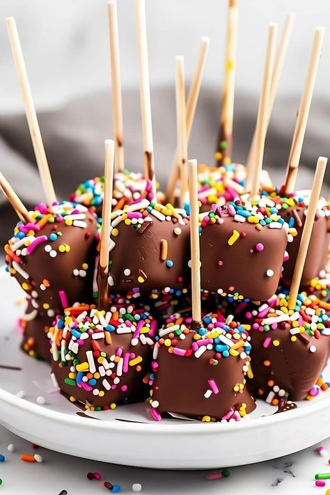 I should warn you: these chocolate covered marshmallows are dangerously addictive! They're fun, sweet, and perfect for parties and gift-giving. Choc Dipped Marshmallows, Sweet Party Snacks For Adults, Chocolate Coated Marshmallows, Chocolate Dipped Marshmallows On A Stick, Thanksgiving Marshmallow Pops, Choc Covered Marshmallows, Chocolate Themed Birthday Party, Marshmallow Dipped In Chocolate, Bday Snacks