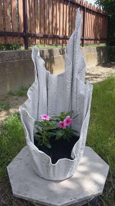 Concrete Planter Ideas, Diy Cement Planters, Cement Flower Pots, Diy Concrete Planters, Cement Garden, نباتات منزلية, Concrete Planter, Cement Planters, Cement Pots