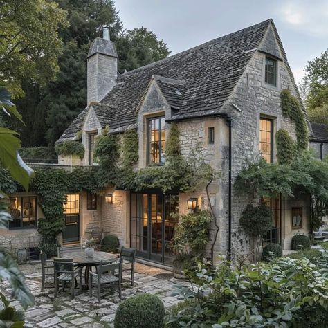 English Homes Exterior, English Country Cottage Exterior, Modern English House, Stone Cottages Interior, English Manor Houses Interior, Winter House Exterior, Double House, British Cottage, Cotswolds Cottage