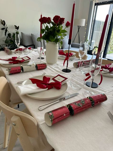 Friendmas Table Setup, Friend Xmas Party, Friendsmas Party Decorations, Hosting Christmas Party Friends, Friends Christmas Party Ideas Decor, Lunch Party Aesthetic, Christmas Lunch Aesthetic, Friendmas Party Ideas Decor, Friendsmas Aesthetic